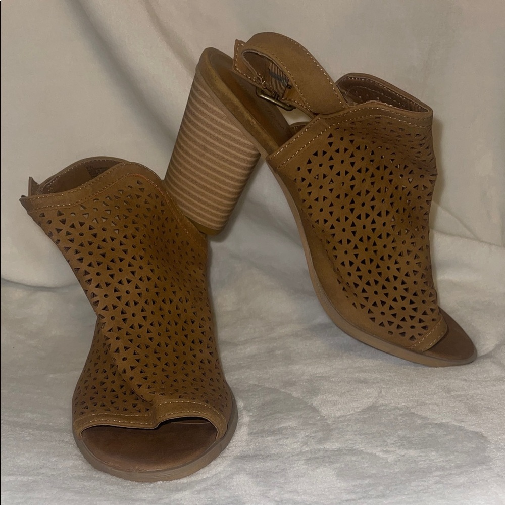 Universal Thread Tan Cutout Block Heel Sandals